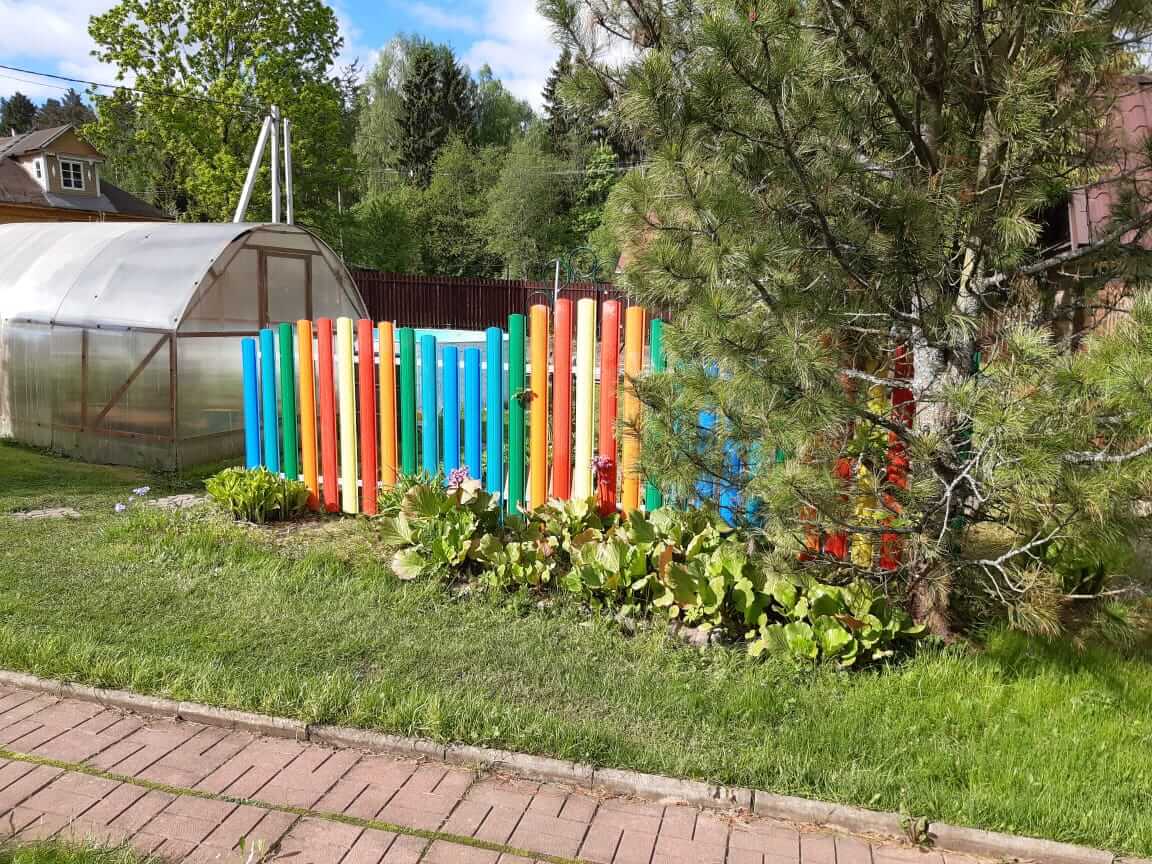 забор из разноцветного штакетника односторонний фото1 в Кишиневе