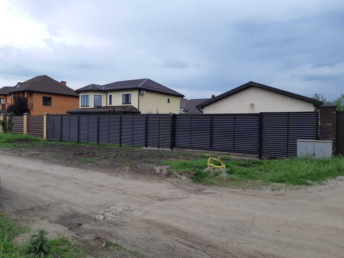 zabor-zhalyuzi-ral8019-temnyy-shokolad-foto1 в Кишиневе