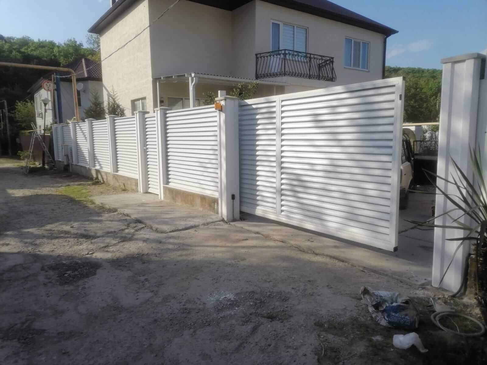 Забор с ламелями еврожалюзи ral9003/9003 Белый 2-х сторонний фото5 в Кишиневе