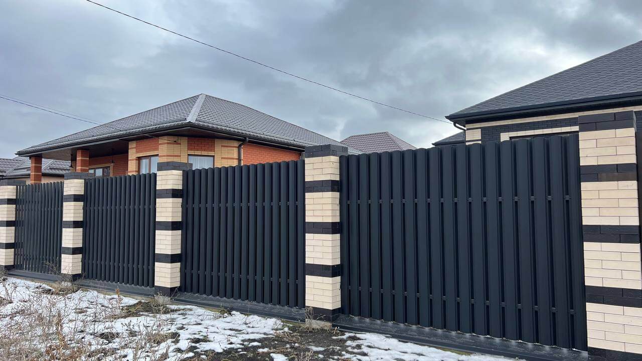 Забор из металлического штакетника RAL9005 Черный МАТТЕ в Кишиневе