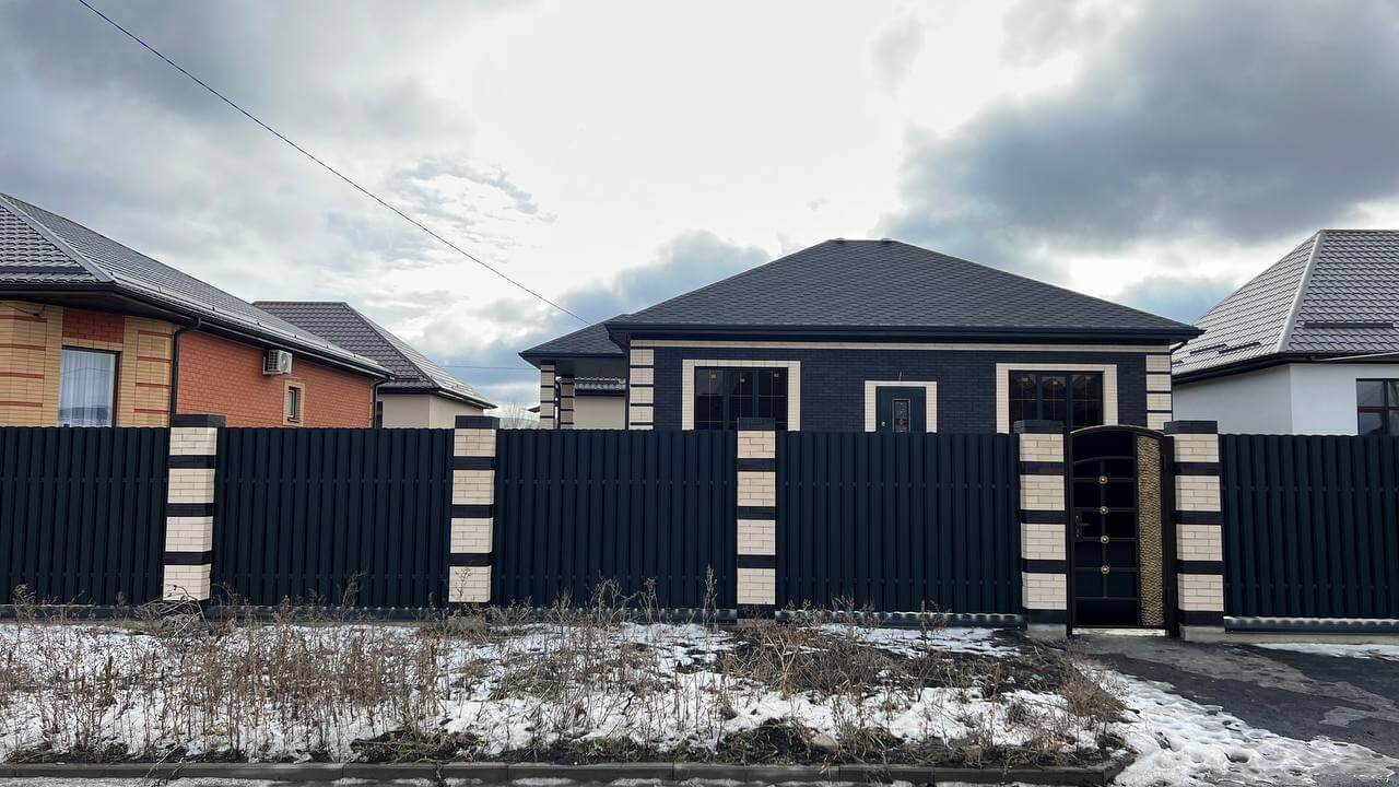 Забор из металлического штакетника RAL9005 Черный МАТТЕ фото 3 в Кишиневе