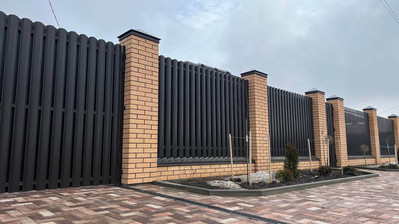 Забор из штакетника RAL8019 Темный Шоколад в Кишиневе