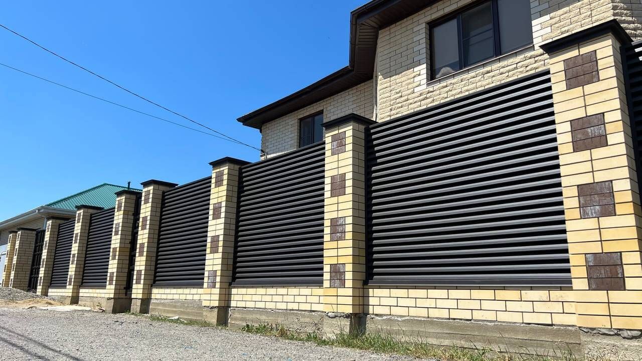Забор-жалюзи 45м RAL8019 Темный Шоколад матовый в Кишиневе