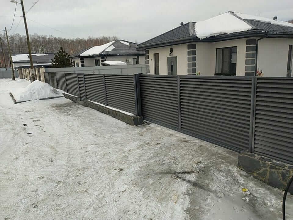 Забор-жалюзи с входной группой 26м RAL7024 Серый Графит МАТТЕ фото 1 в Кишиневе