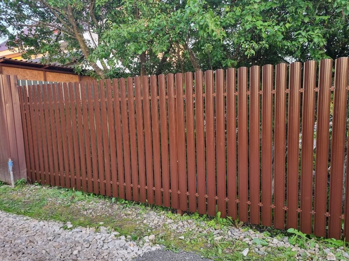 Забор из полукруглого штакетника 16м RAL8017/RAL8017 Шоколад 2-х сторонний в Кишиневе