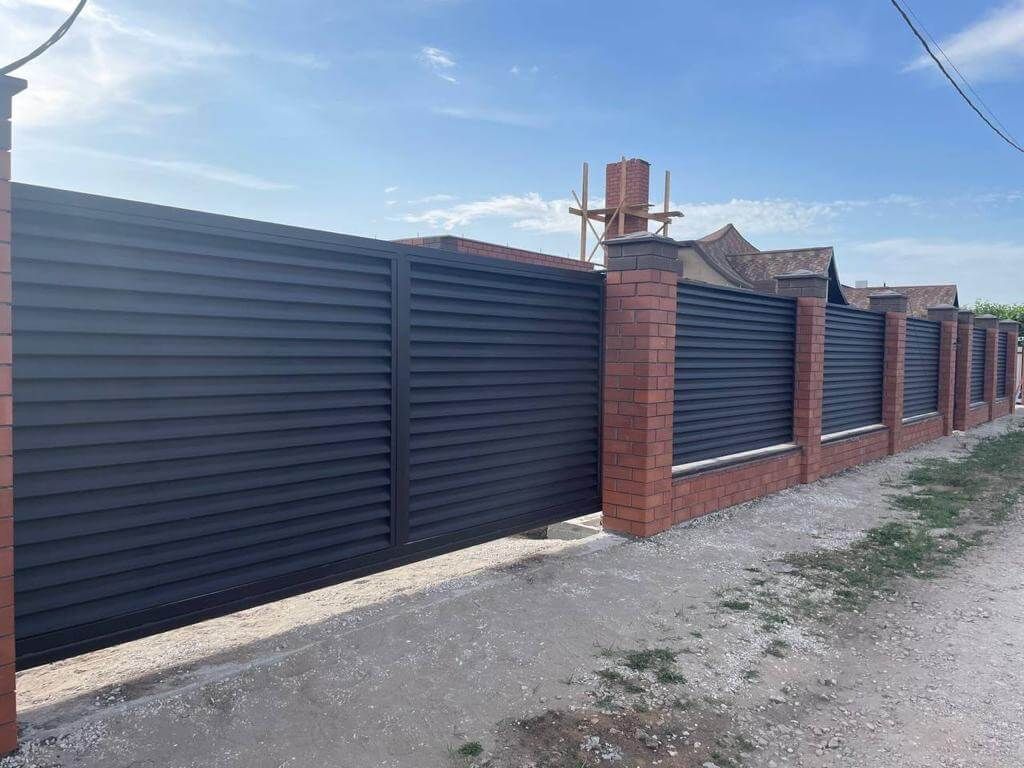 Забор из ламелей еврожалюзи 21м RAL8019/8019 Темный Шоколад МАТТЕ двухсторонний в Кишиневе