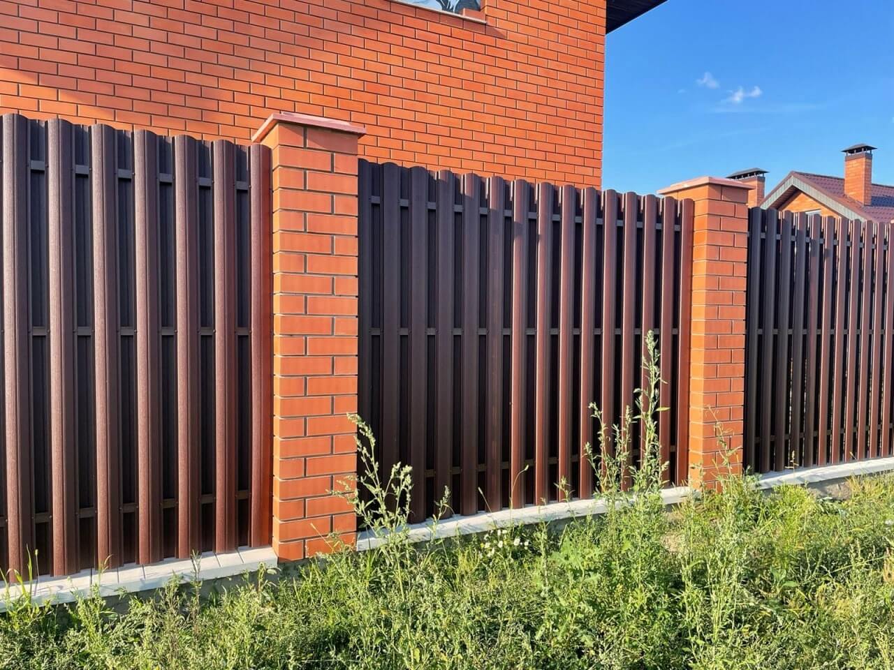 Забор из фигурного штакетника 23м RAL8017/8017 Шоколад двусторонний фото 3 в Кишиневе