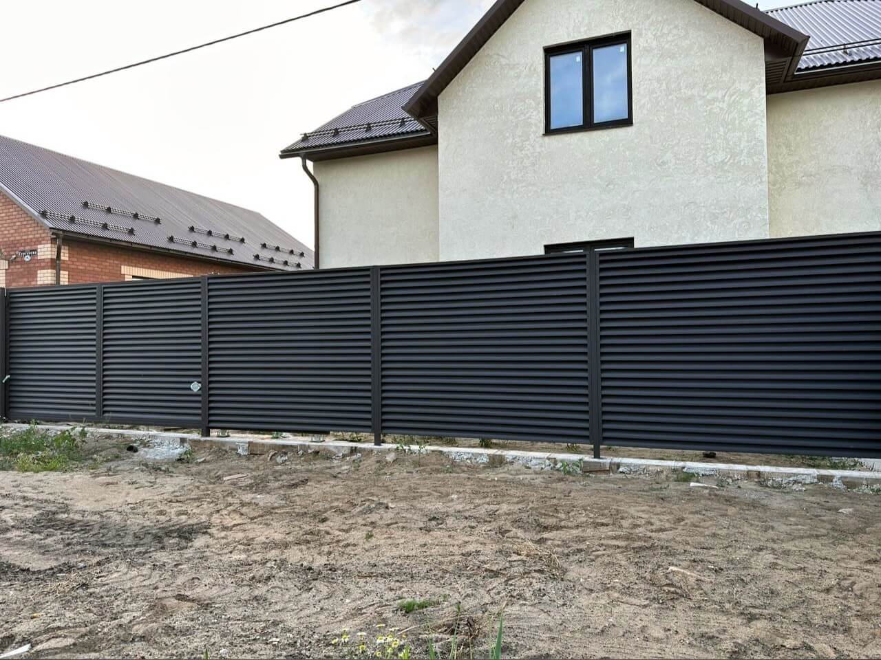 Забор с ламелями еврожалюзи 18м RAL8019/8019 Темный Шоколад МАТТЕ двусторонний фото 1 в Кишиневе