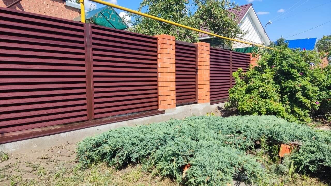 Забор-жалюзи из ламелей Еврожалюзи 20м RAL8017 Шоколад фото 1 в Кишиневе