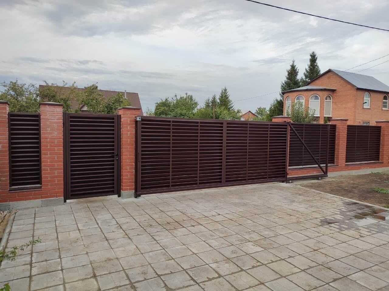 Забор из ламелей Еврожалюзи 28м RAL8017/8017 Шоколад двусторонний в Кишиневе