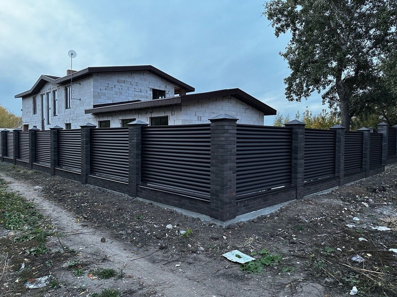 Забор из ламелей Еврожалюзи 38м RAL8019/8019 Темный Шоколад двусторонний MATTE фото 2 в Кишиневе