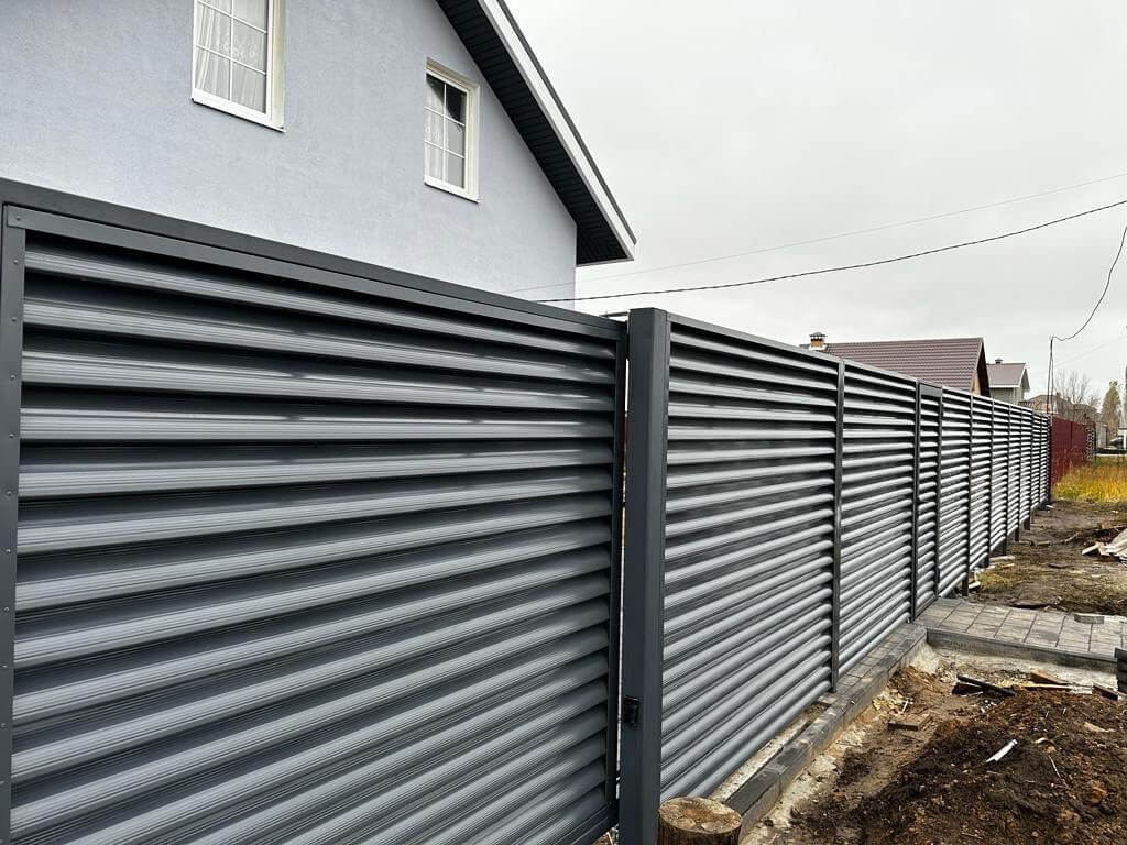 Забор-жалюзи из ламелей Еврожалюзи 28м RAL7024/7024 Серый Графит двусторонний фото 4 в Кишиневе