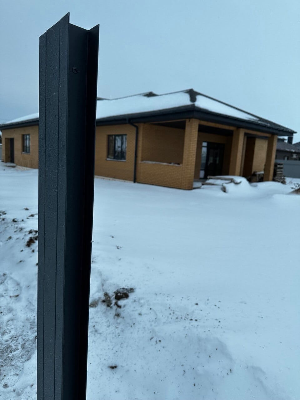 Забор-жалюзи из ламелей еврожалюзи 57м RAL7024 Серый Графит МАТТЕ фото 3 в Кишиневе