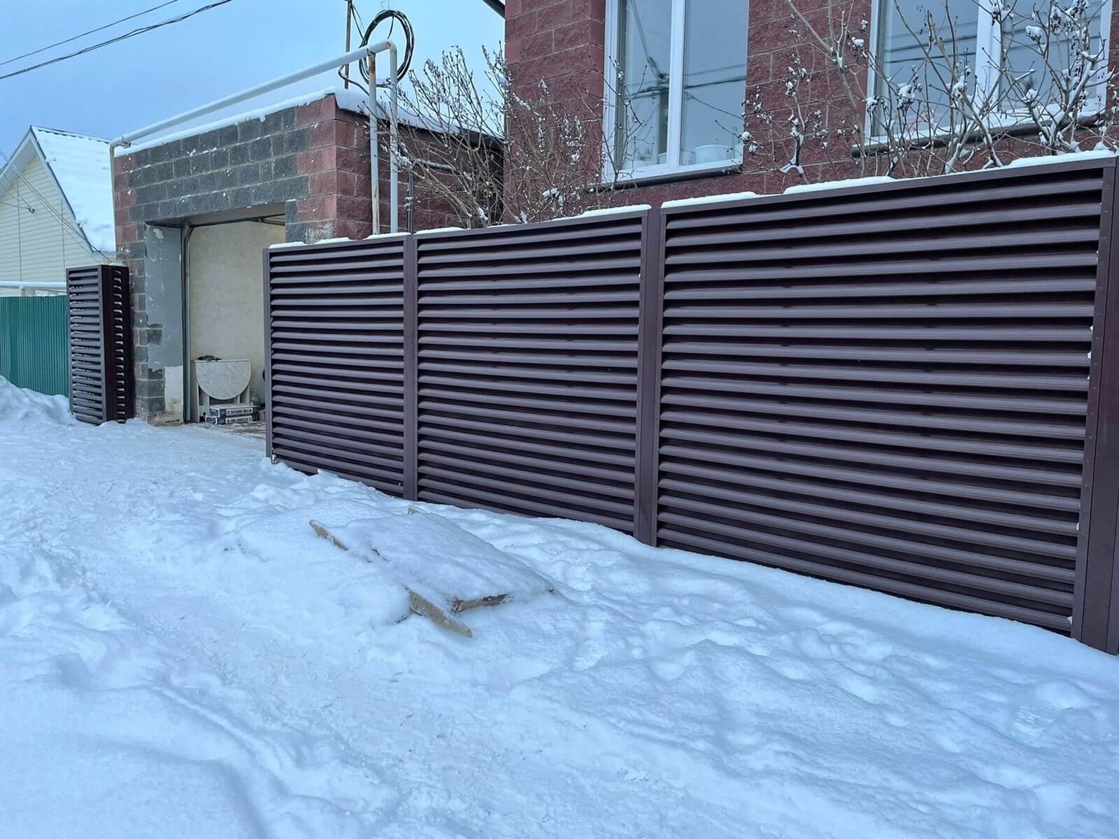Забор из ламелей еврожалюзи 38м RAL8017/8017 Шоколад двусторонний фото 5 в Кишиневе
