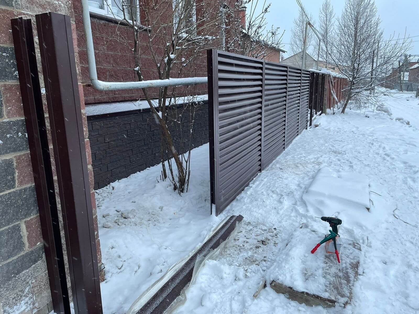Забор из ламелей еврожалюзи 38м RAL8017/8017 Шоколад двусторонний фото 4 в Кишиневе