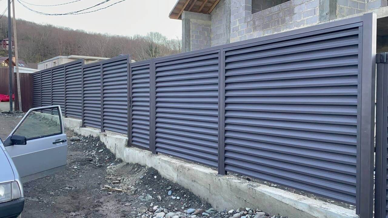 Забор-жалюзи из ламелей ЭКО-Z 54м RAL8019/8019 Темный Шоколад двусторонний в Кишиневе