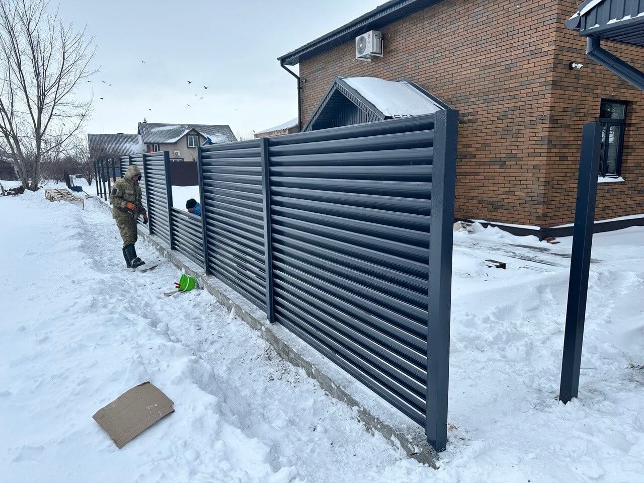 Забор-жалюзи из ламелей Еврожалюзи 32м RAL7024/7024 Серый Графит двусторонний фото 2 в Кишиневе