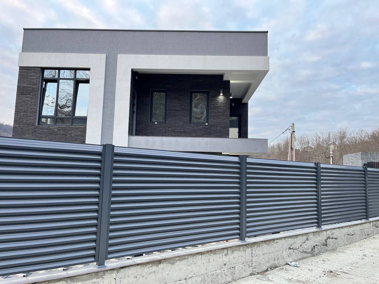 Забор-жалюзи из ламелей ЭКО-Z усиленных RAL7024/7024 Серый Графит двусторонний в Кишиневе