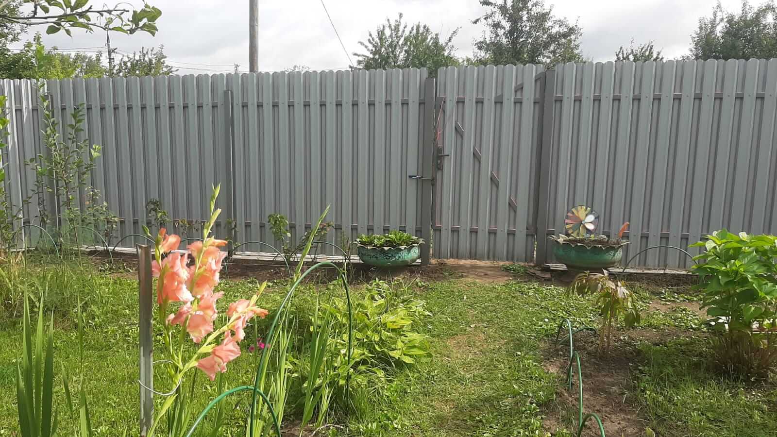 Двухцветный забор из евроштакетника 44м RAL4005 Сиреневый, RAL4006 Пурпурный фото 1 в Кишиневе