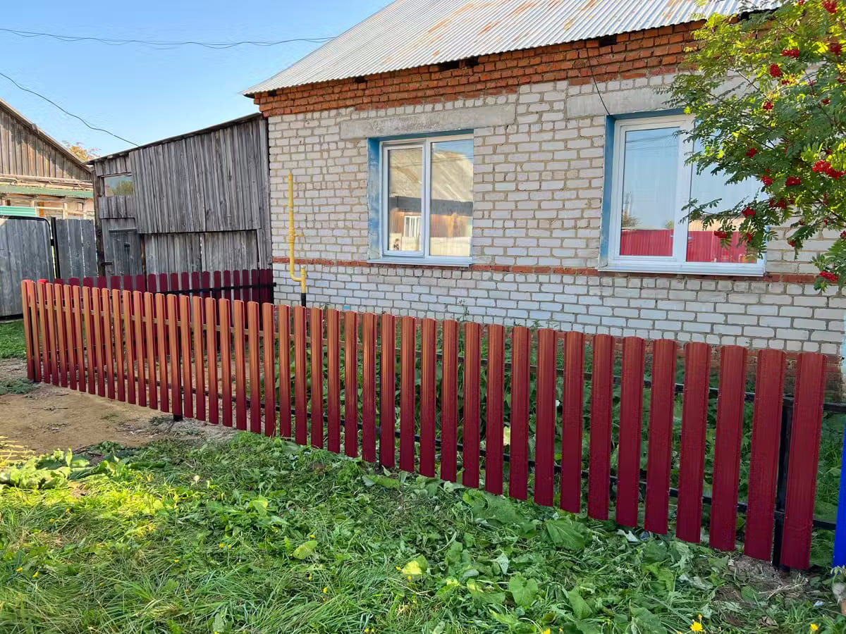 Забор из евроштакетника 9м RAL3005/3005 Красное Вино двусторонний в Кишиневе