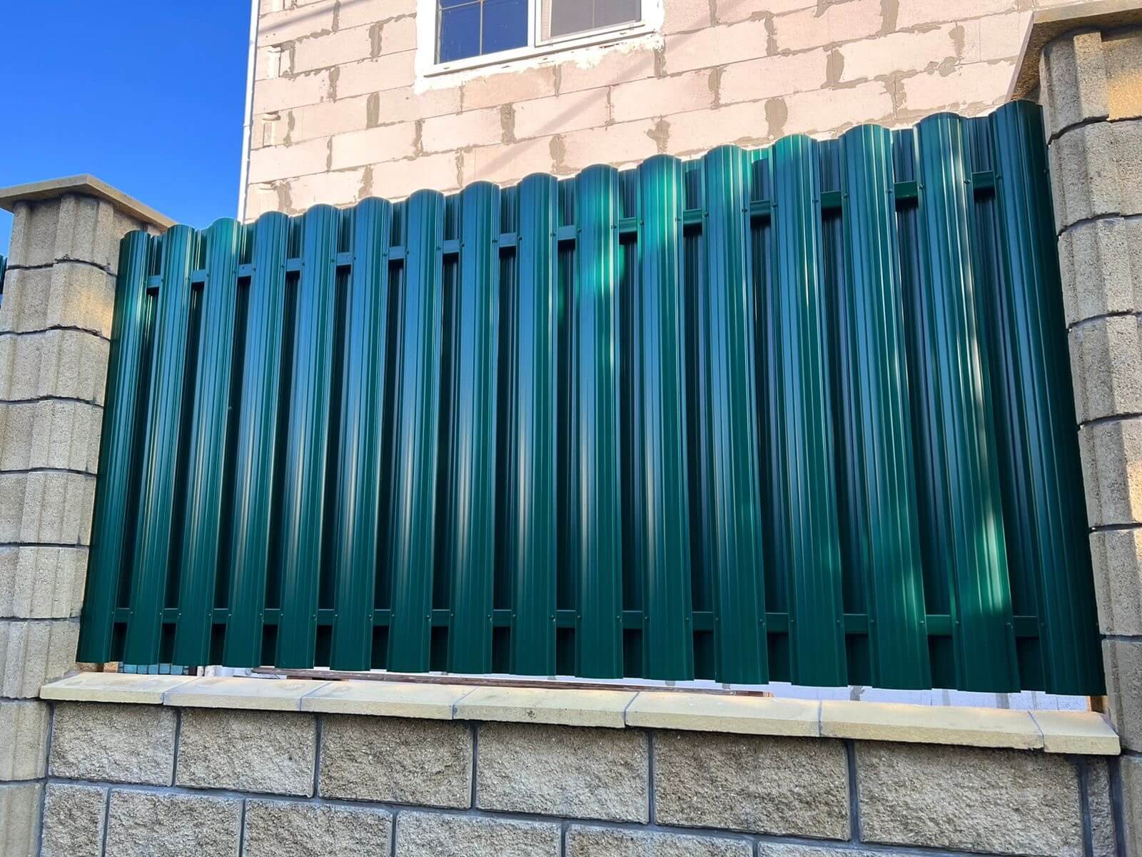 Забор из евроштакетника 22м RAL6005/6005 Зеленый Мох двусторонний фото 2 в Кишиневе