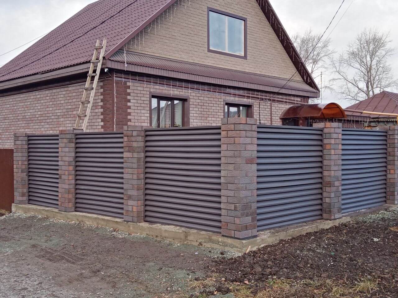 Забор-жалюзи из ламелей ЭКО-Z-US (усиленные) 30м RAL8019/8019 Темный Шоколад двусторонний МАТТЕ фото 3 в Кишиневе