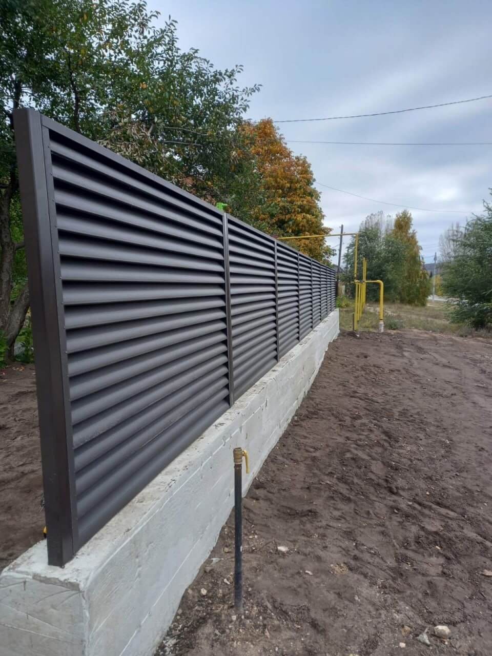 Забор из ламелей еврожалюзи 34м RAL8019/8019 Темный Шоколад двусторонний МАТТЕ фото 3 в Кишиневе