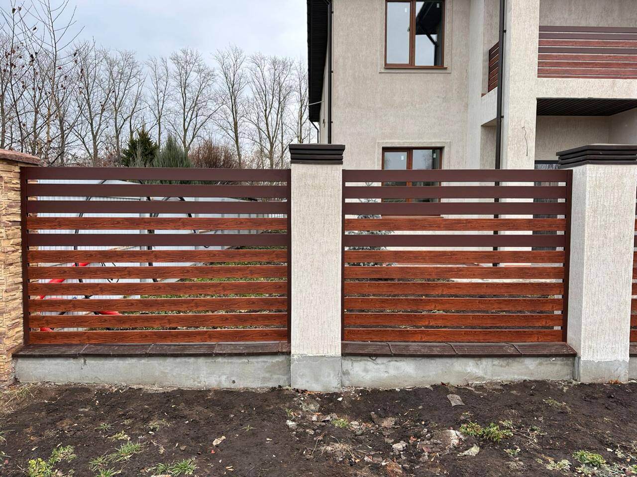 Забор-ранчо из металлопланкена 10м RAL8017 Шоколад МАТТЕ + Темное Дерево (Printech) фото 4 в Кишиневе