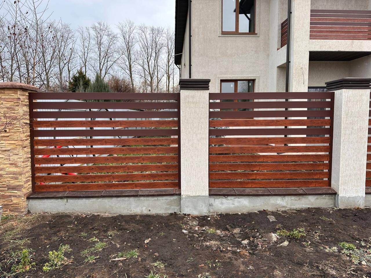 Забор-ранчо из металлопланкена 10м RAL8017 Шоколад МАТТЕ + Темное Дерево (Printech) фото 2 в Кишиневе