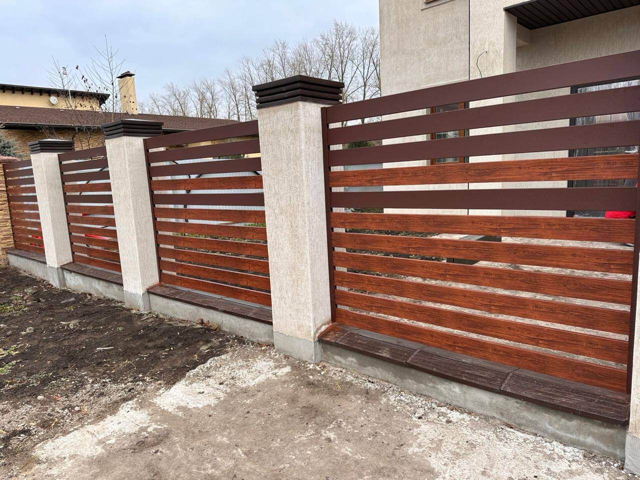 Забор-ранчо из металлопланкена 10м RAL8017 Шоколад МАТТЕ + Темное Дерево (Printech) в Кишиневе