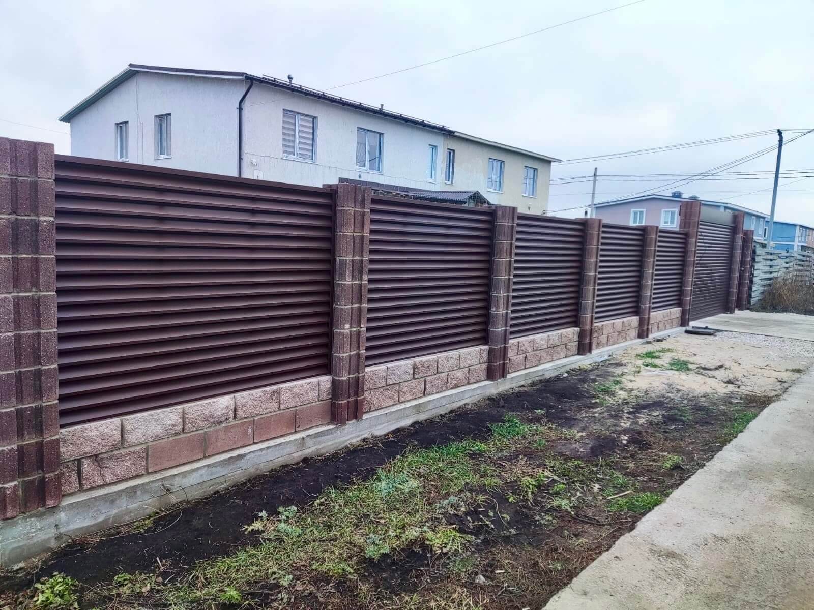Забор-жалюзи из ламелей ЭКО-Z 13м RAL8019/8019 Темный Шоколад двусторонний МАТТЕ фото 1 в Кишиневе