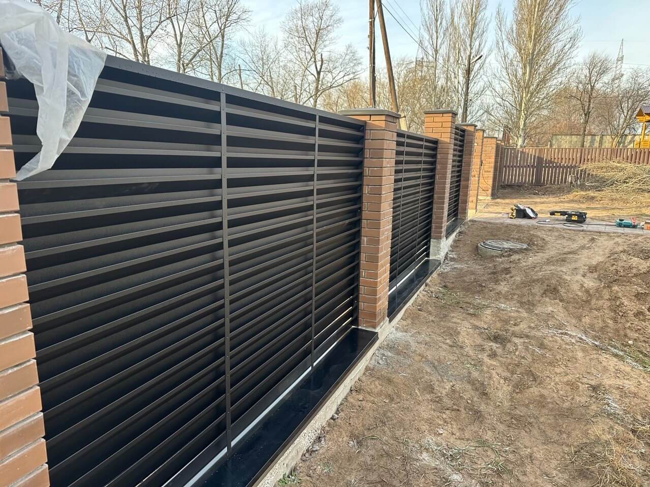 Забор-жалюзи из ламелей Хай-Тек 16м RAL9005/9005 Черный двусторонний МАТТЕ фото 1 в Кишиневе