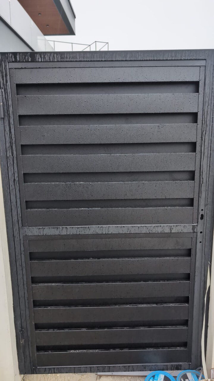 Откатные ворота с калиткой из металлопланкена RAL9005/9005 Черный двусторонний МАТТЕ фото 3 в Кишиневе