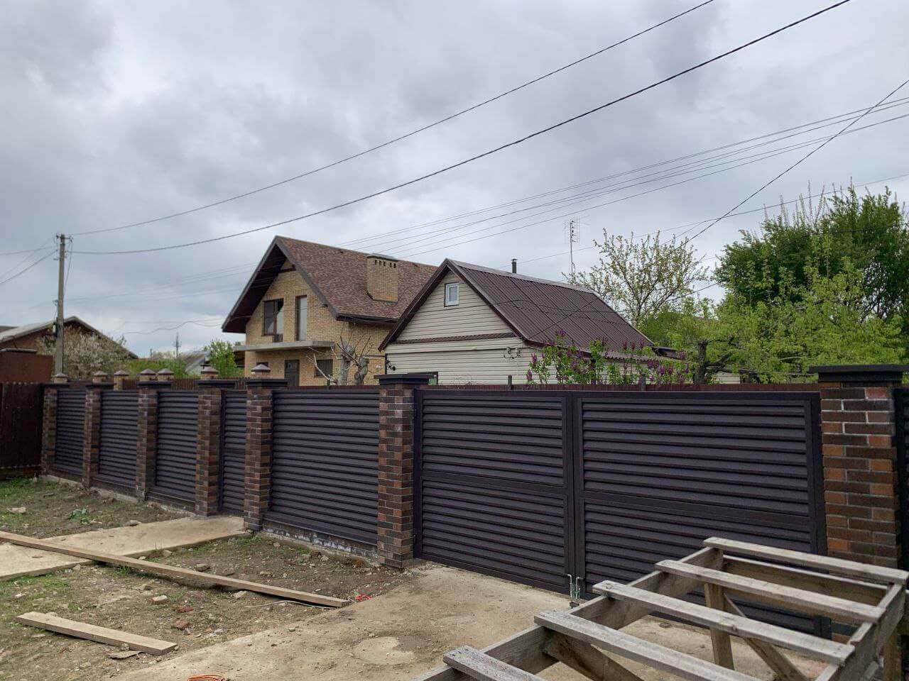 Забор-жалюзи из ламелей Реснички 24м RAL8019/8019 Темный Шоколад двусторонний МАТТЕ фото 2 в Кишиневе