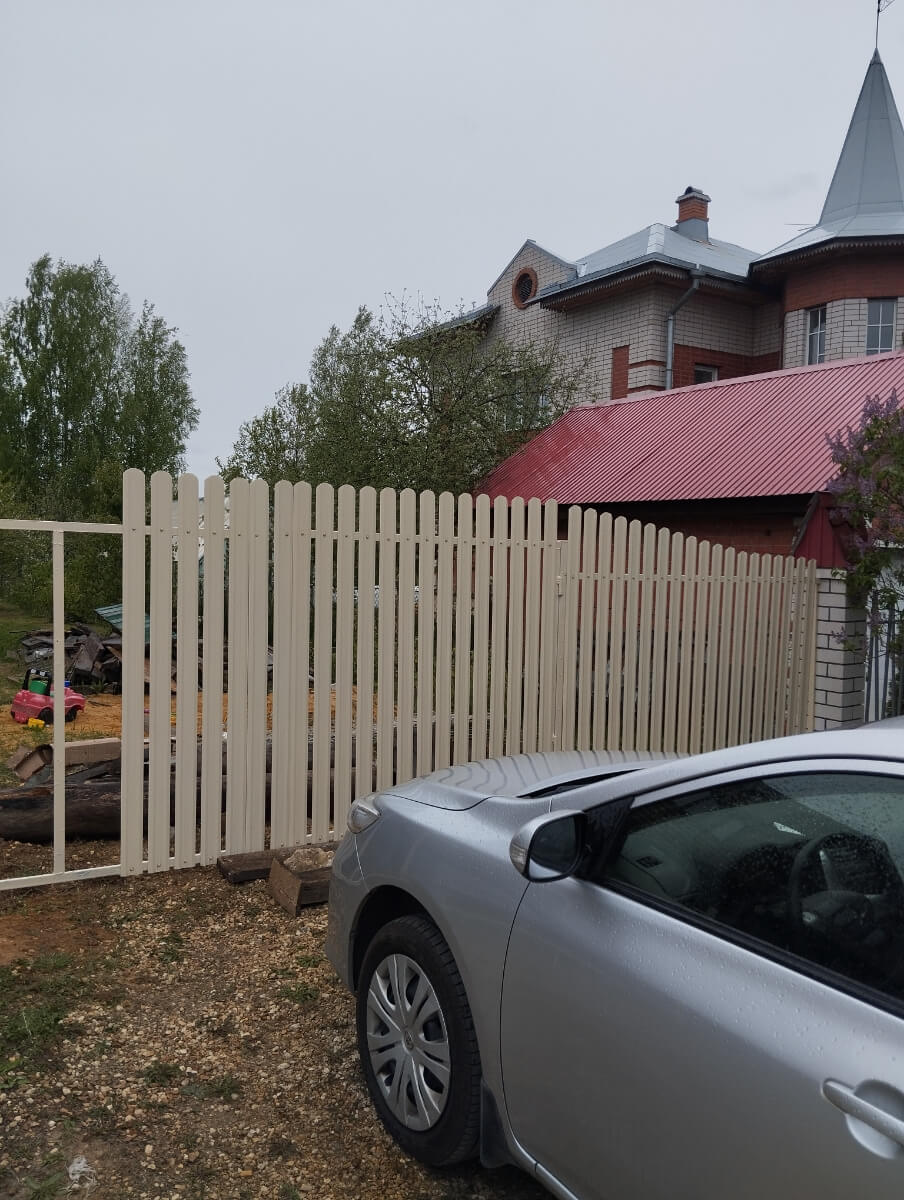 Забор из евроштакетника 9м RAL1015/1015 Слоновая Кость двусторонний фото 1 в Кишиневе