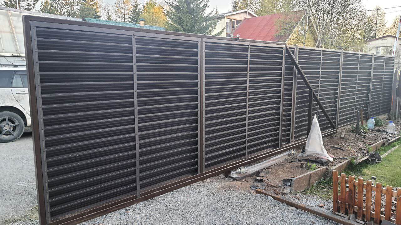 Забор-жалюзи из ламелей ЭКО-Z-US 12м RAL8019/8019 Темный Шоколад двусторонний МАТТЕ фото 1 в Кишиневе