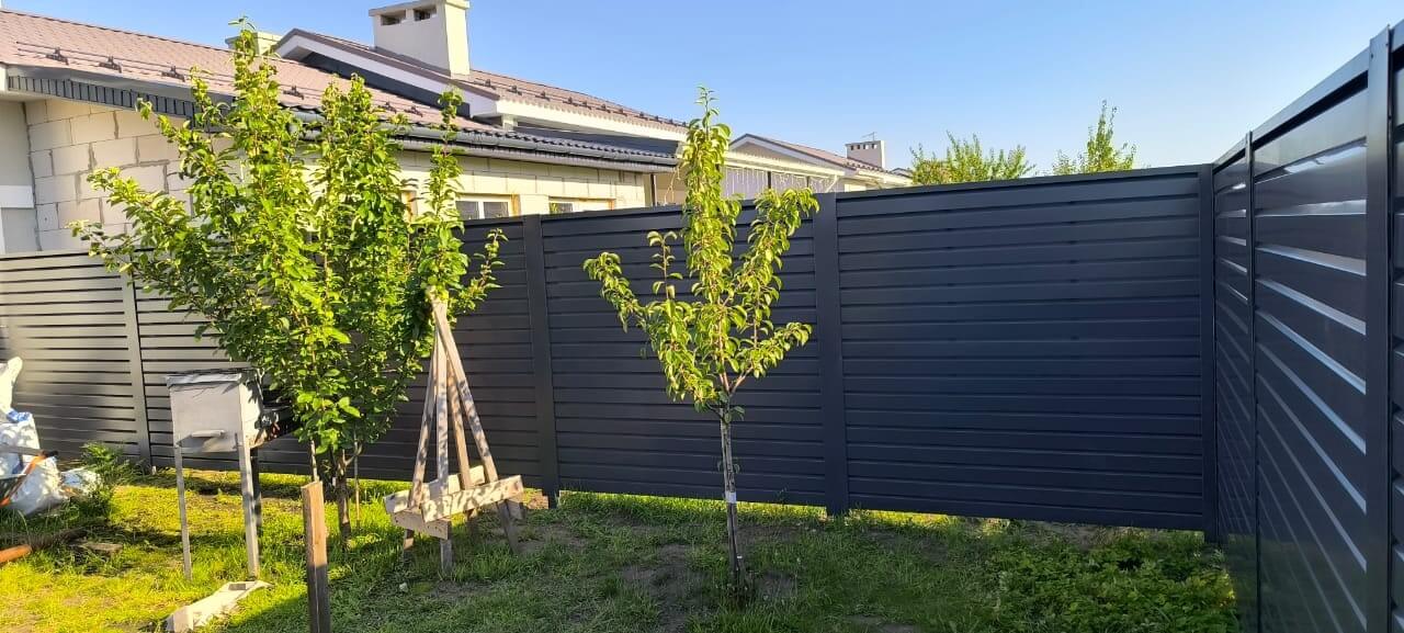 Забор-жалюзи из ламелей Хай-Тек 62м RAL7024/7024 Серый Графит двусторонний фото 4 в Кишиневе