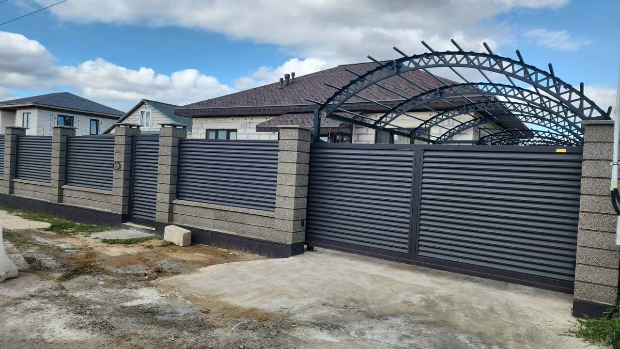 Забор-жалюзи из ламелей Реснички 27м RAL8019/8019 Темный Шоколад двусторонний МАТТЕ фото 2 в Кишиневе