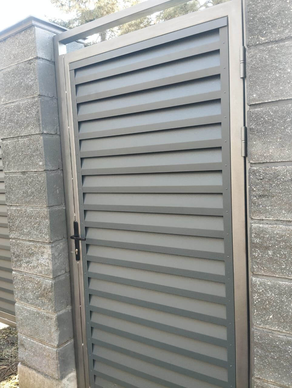 Откатные ворота с калиткой из ламелей Реснички RAL7024/7024 Серый Графит двусторонний МАТТЕ фото 2 в Кишиневе