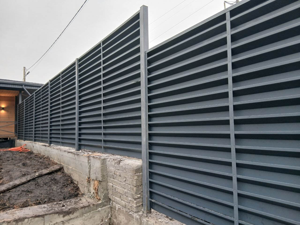 Забор-жалюзи из ламелей Хай-Тек 37м RAL7024/7024 Серый Графит двусторонний МАТТЕ фото 6 в Кишиневе