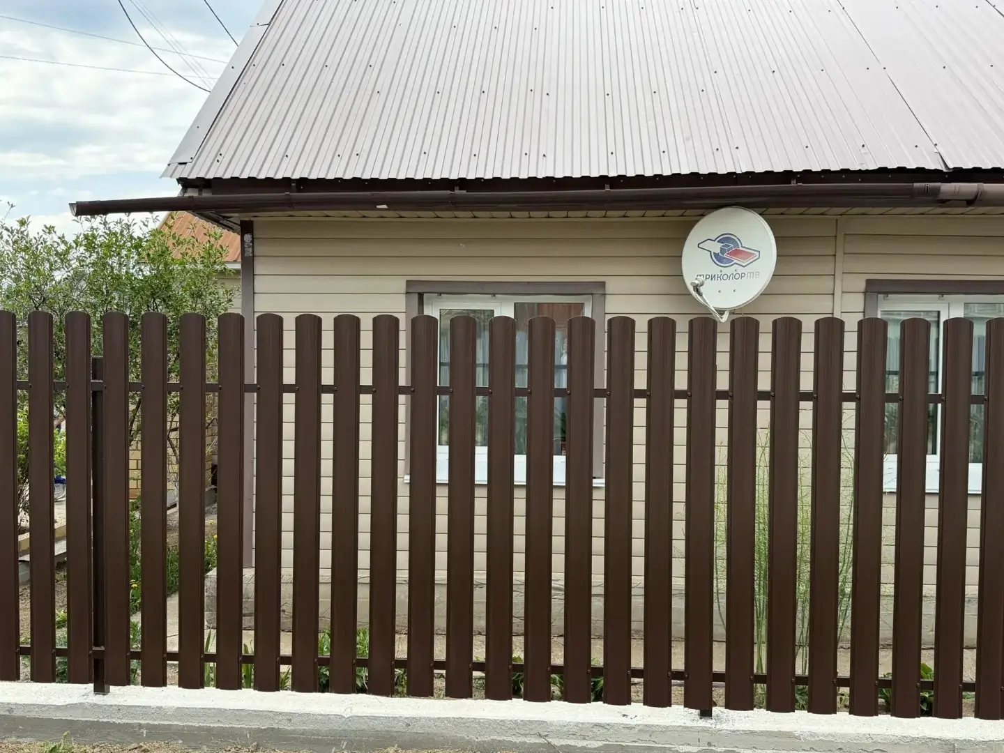 Комбинированный забор из ламелей ЭКО-Z-US и евроштакетника 18м RAL8017 Шоколад МАТТЕ, Полиэстер фото 3 в Кишиневе